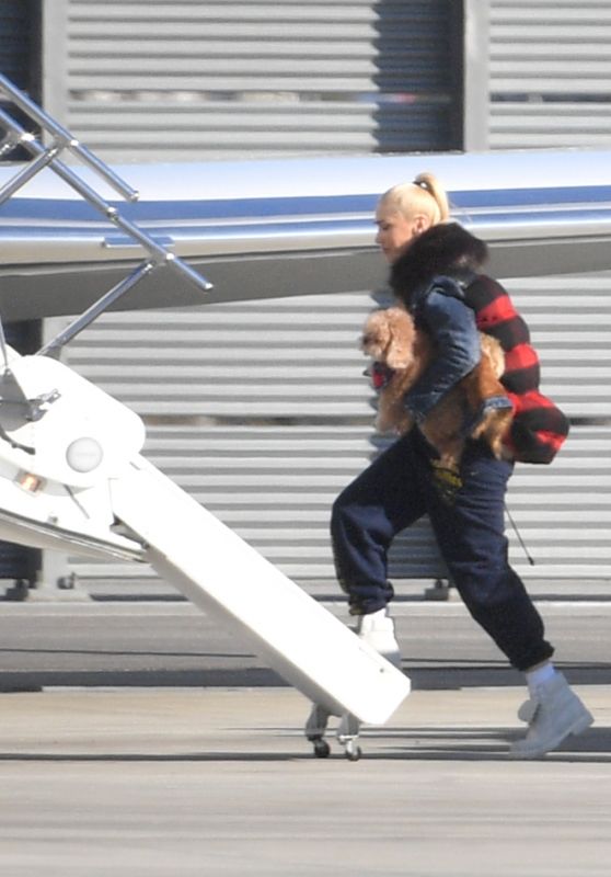 Gwen Stefani - Boards a Private Jet in LA 12/26/2021
