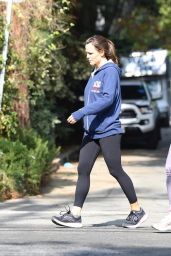Jennifer Garner - Exercises in Brentwood 12/01/2021