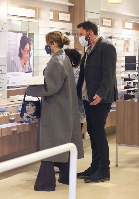 Jennifer Lopez and Ben Affleck - Shopping in WestWood 12/11/2021