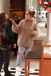 Jennifer Lopez - Shopping at Bed Bath & Beyond in Los Angeles 12/17/2021