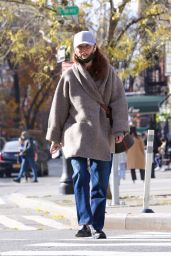 Julianne Moore Makeup-free - Manhattan’s West Village 12/15/2021