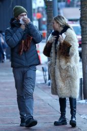 Kate Hudson and Danny Fujikawa - Shopping in Aspen 12/19/2021