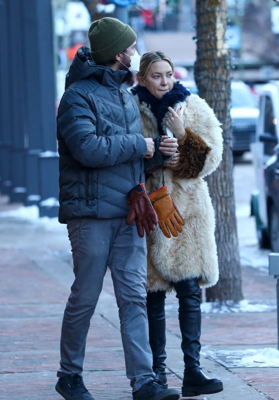 Kate Hudson and Danny Fujikawa - Shopping in Aspen 12/19/2021