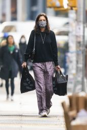 Katie Holmes - Shopping on Christmas Day in NY 12/25/2021