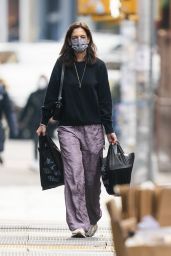 Katie Holmes - Shopping on Christmas Day in NY 12/25/2021