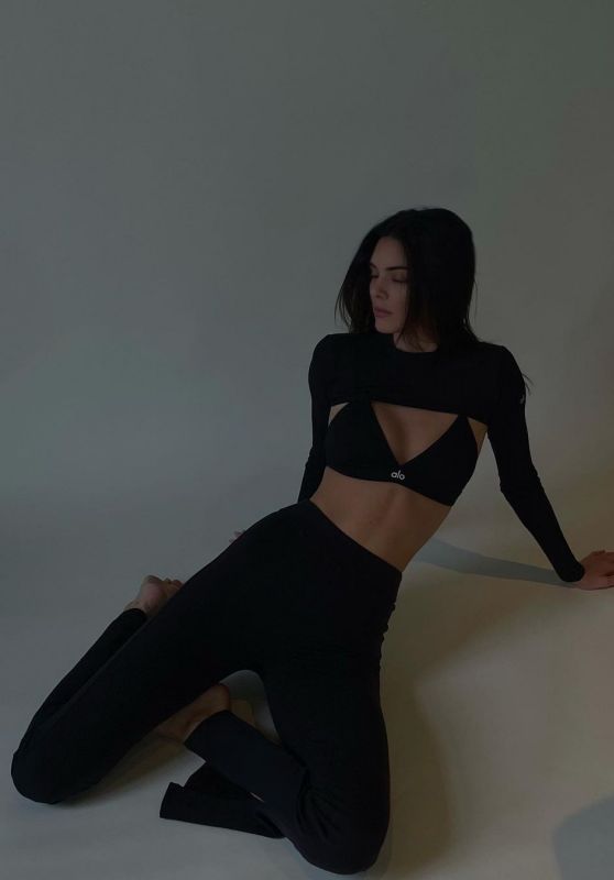 Kendall Jenner Outfit 12/20/2021