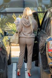 Khloe Kardashian - Leaving an Office in Calabasas 11/12/2021