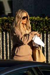 Khloe Kardashian - Leaving an Office in Calabasas 11/12/2021