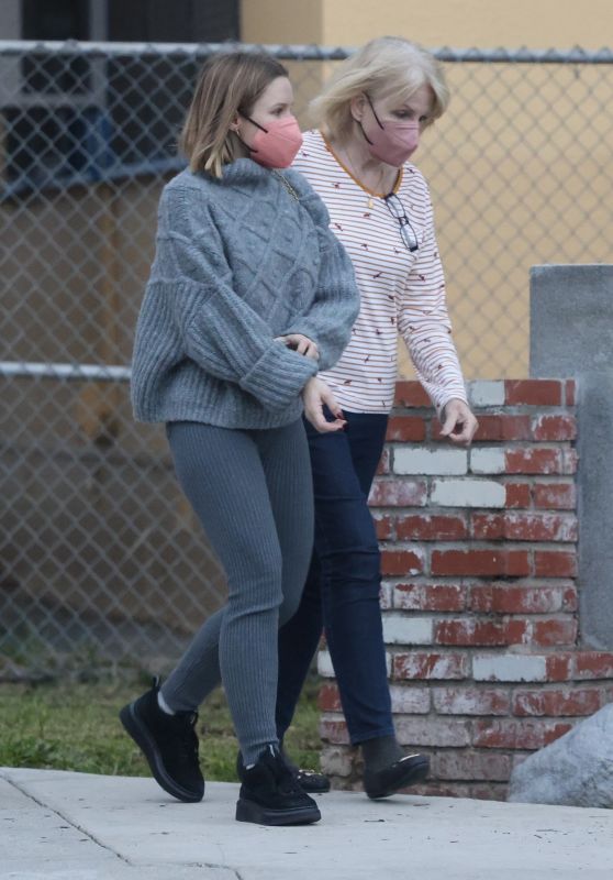 Kristen Bell With Her Mother Lorelei Frygier in Los Angeles 12/13/2021