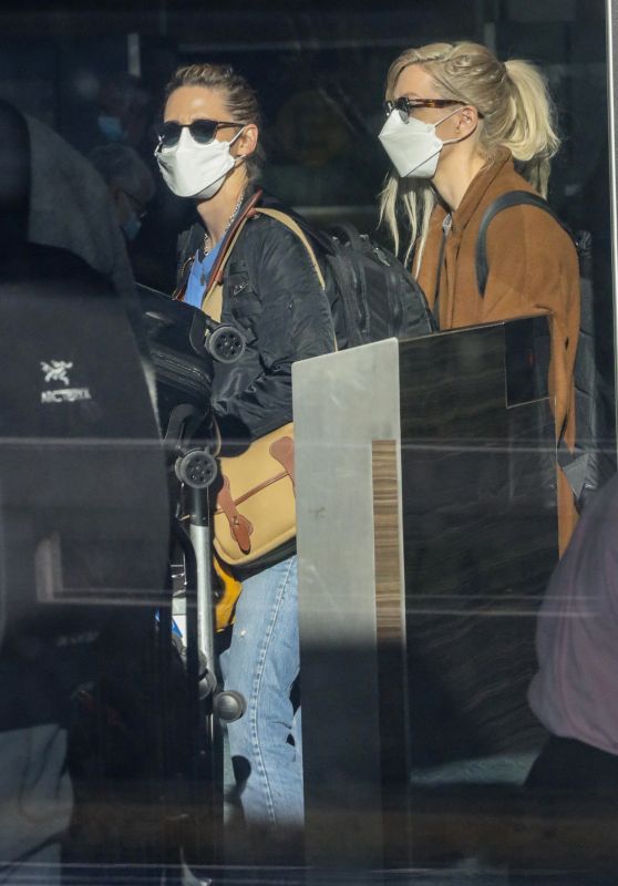 Kristen Stewart and Dylan Meyer - Airport in Vancouver 12/21/2021