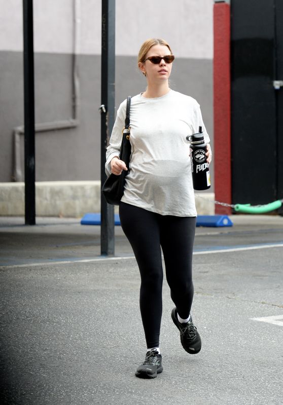 Mia Goth in Workout Outfit - Los Angeles 12/10/2021