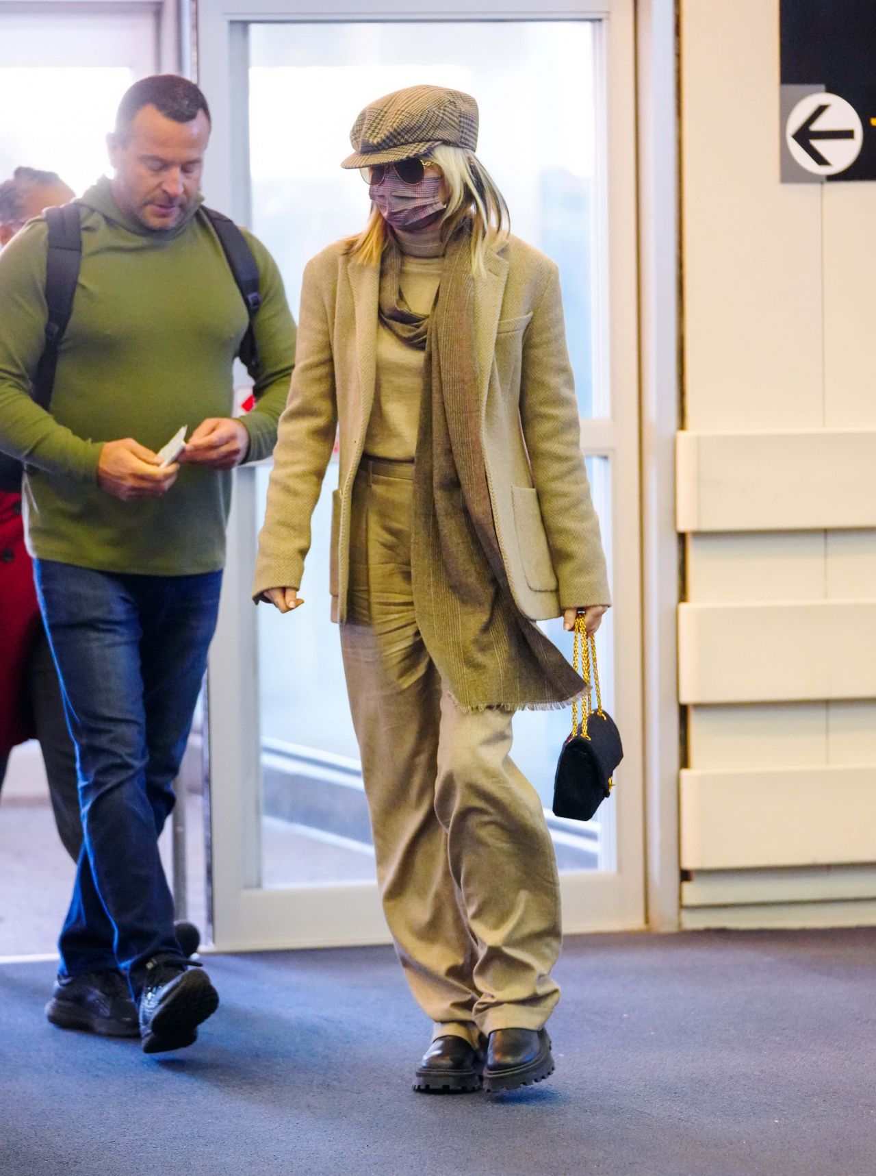 https://celebmafia.com/wp-content/uploads/2021/12/miley-cyrus-in-travel-outfit-jfk-airport-in-new-york-12-12-2021-2.jpg