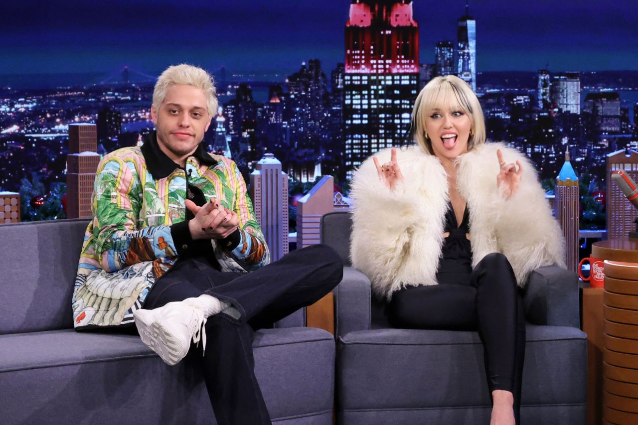 https://celebmafia.com/wp-content/uploads/2021/12/miley-cyrus-the-tonight-show-starring-jimmy-fallon-12-09-2021-1.jpg