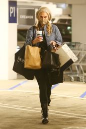 Molly Sims - Shopping in Pacific Palisades 12/23/2021