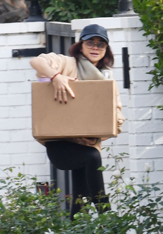 Sarah Hyland Carries a Huge Box - Los Angeles 12/06/2021