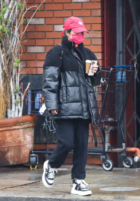 Vanessa Hudgens - Out  in Los Angeles 12/23/2021