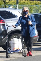 Amy Poehler - Heading to the Farmers Market in Beverly Hills 01/09/2022