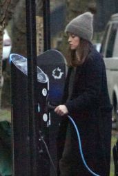 Claire Foy Charges Her Electric BMW Car - Hampstead 01/18/2022