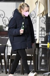 Dakota Fanning Wearing Her Pink Protective Face Mask - Venice 01/22/2022