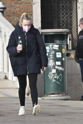 Dakota Fanning Wearing Her Pink Protective Face Mask - Venice 01/22/2022