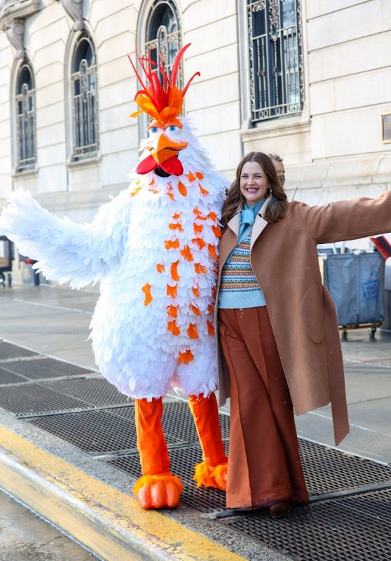 Drew Barrymore - Films With a Chicken in New York 01/07/2022