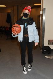 Heidi Gardner - San Antonio Spurs v New York Knicks Game at Madison Square Garden in NY 01/10/2022