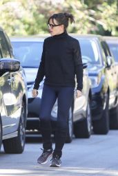 Jennifer Garner - Walk Around Her Brentwood Neighborhood 01/09/2022