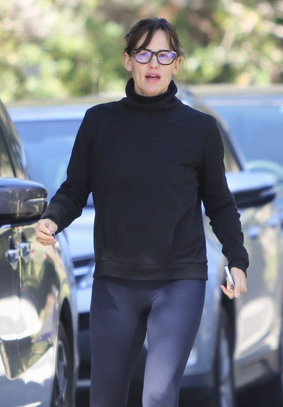 Jennifer Garner - Walk Around Her Brentwood Neighborhood 01/09/2022