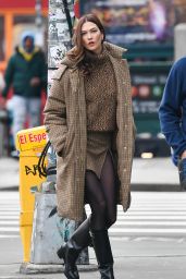 Karlie Kloss Debuts New Hairstyle - New York 01/19/2022