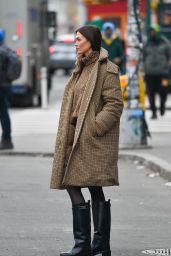 Karlie Kloss Debuts New Hairstyle - New York 01/19/2022