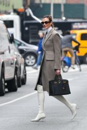 Karlie Kloss is Stylish - New York 01/25/2022