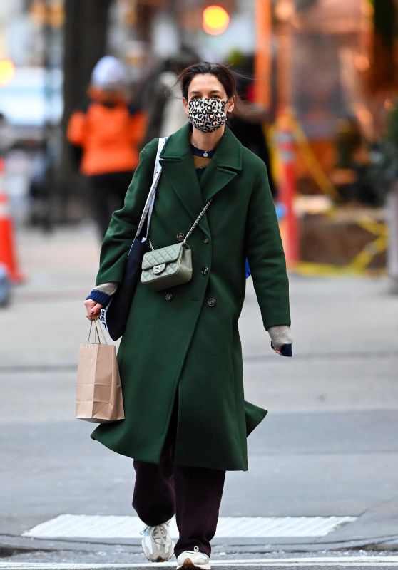 Katie Holmes Winter Street Style - New York 01/03/2022