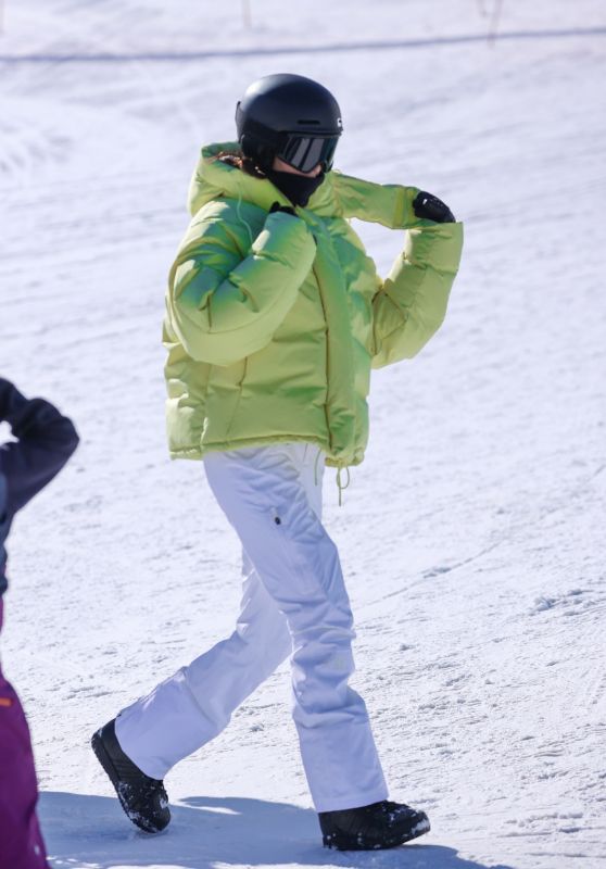 Kendall Jenner - Snowboarding in Aspen 01/17/2022