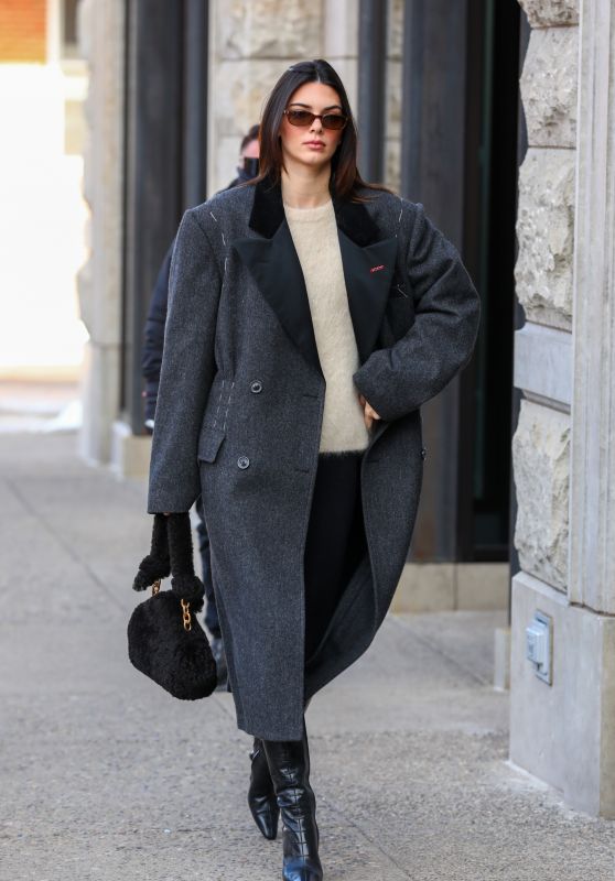 Kendall Jenner Winter Street Style - Shopping in Aspen 01/18/2022 ...