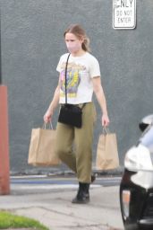 Kristen Bell - Grocery Shopping in Los Feliz 01/15/2022