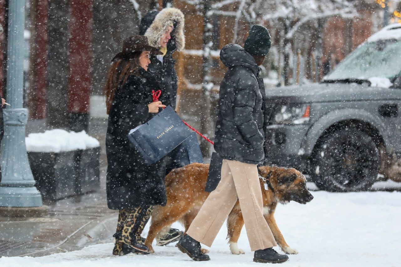 Kyle Richards - Shopping at Ralph Lauren and Madhappy in Aspen 12/31