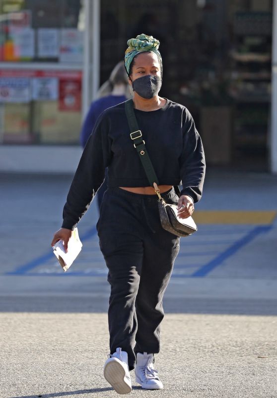 Regina King - Leaving Chase Bank in LA 01/04/2022