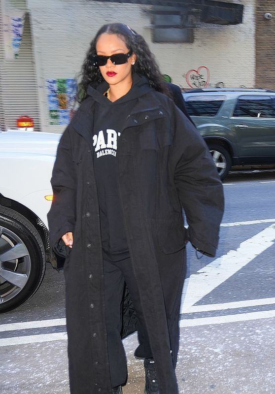 Rihanna - Out in New York 01/21/2022