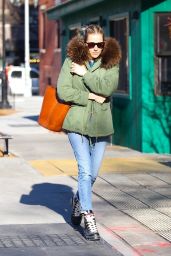 Sienna Miller in an Olive Green Fur-Lined Jacket 01/26/2022