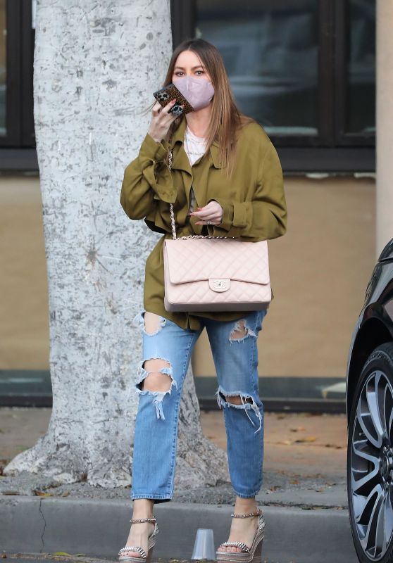 Sofia Vergara in a Ripped Jeans – Beverly Hills 01/24/2022