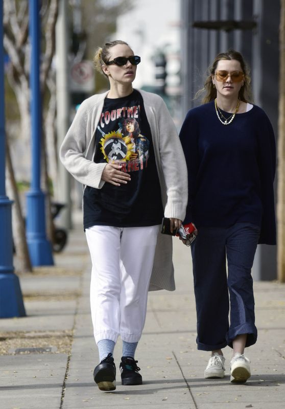 Suki Waterhouse With Her Sister Immy - West Hollywood 01/25/2022