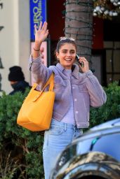Taylor Hill Street Style - Beverly Hills 01/05/2022