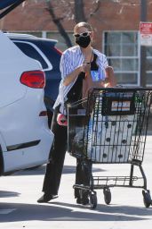 Ashlee Simpson - Shopping at a Local Grocery Store in La 02/16/2022