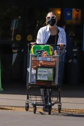 Ashlee Simpson - Shopping at a Local Grocery Store in La 02/16/2022