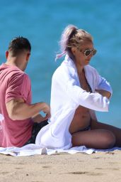 Britney Spears in a Pink and Black Bikini - Hawaii 02/03/2022