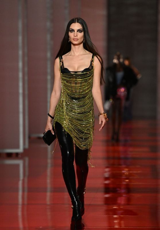 Emily Ratajkowski - Versace Fashion Show in Milan 02/25/2022