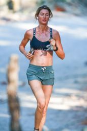 Gisele Bundchen - Goes for a Run in Costa Rica 02/18/2022