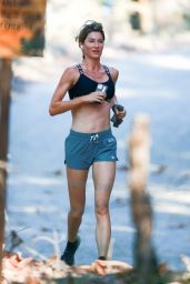 Gisele Bundchen - Goes for a Run in Costa Rica 02/18/2022