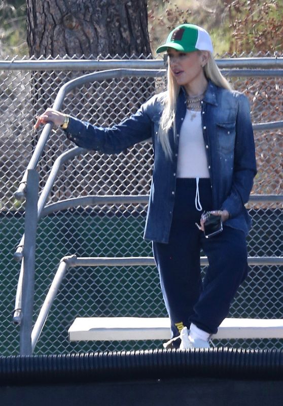 Gwen Stefani - Out in Los Angeles 02/20/2022