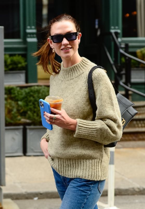 Karlie Kloss - Out in New York 02/17/2022